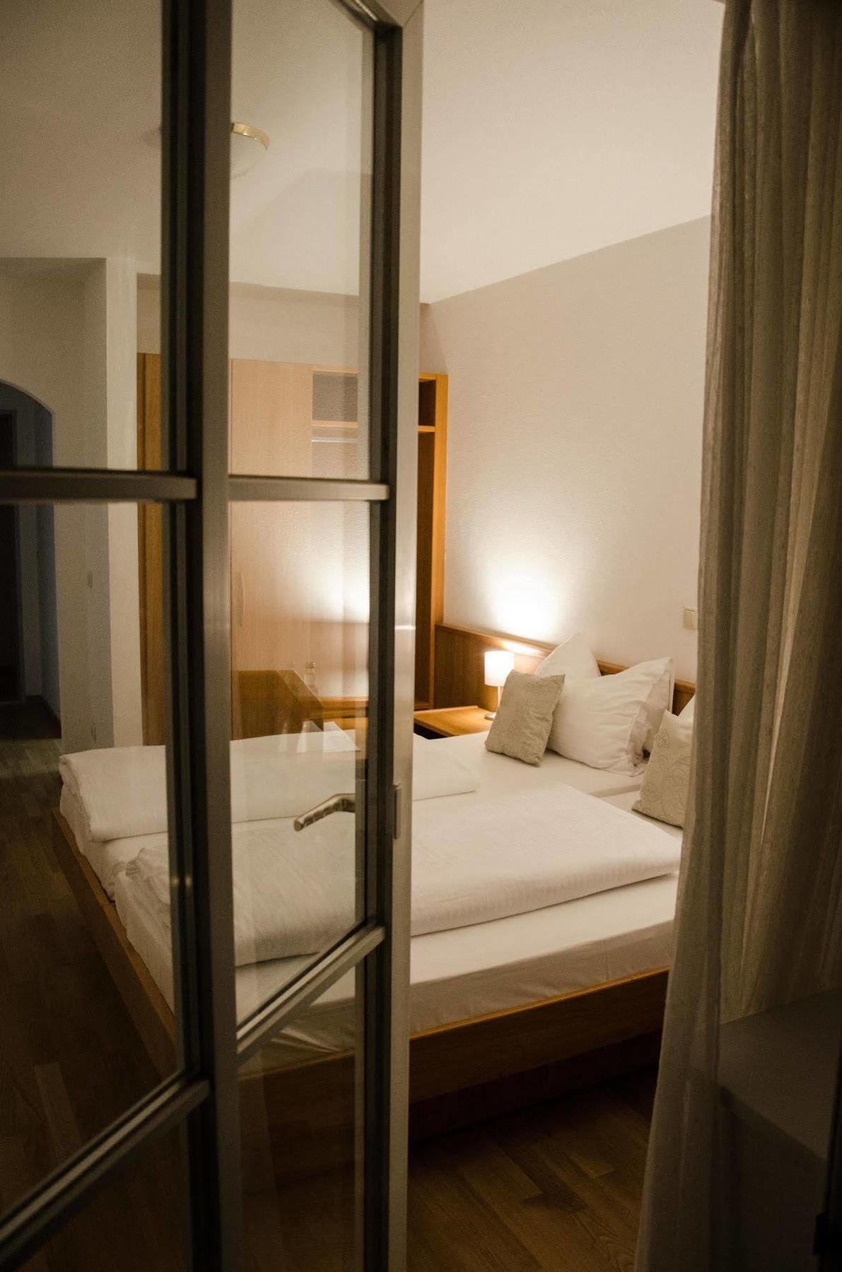 Hotel Blaue Traube Шонгау Экстерьер фото